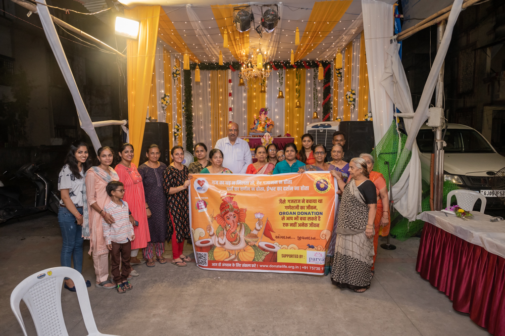 Donate Life and Surat City Ganesh Utsav Committee honored Family Members of organ donor Late Pareshbhai Shah Family by inviting at Kasturba Mahila Mandal, Palanpur Patiya, Surat as guest & performing aarti by them.